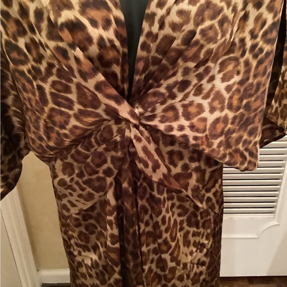 Leopard satin plus size dress - Picture 4 of 10